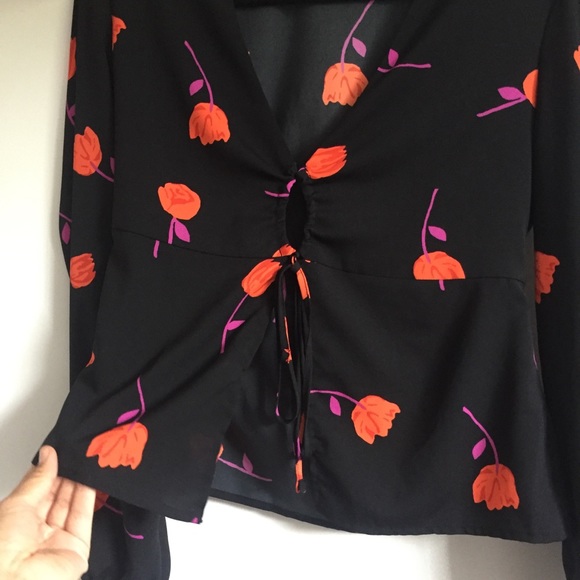 Floral front tie blouse - Picture 4 of 5